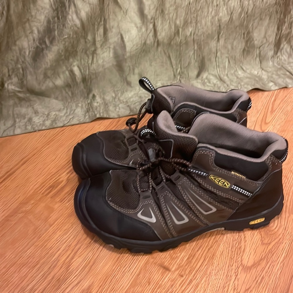 Keen Hiking Boots Youth Size 5 boys like new